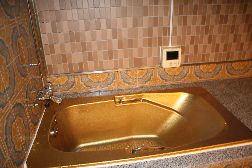 Tacky Gold Bathroom , HD Wallpaper & Backgrounds
