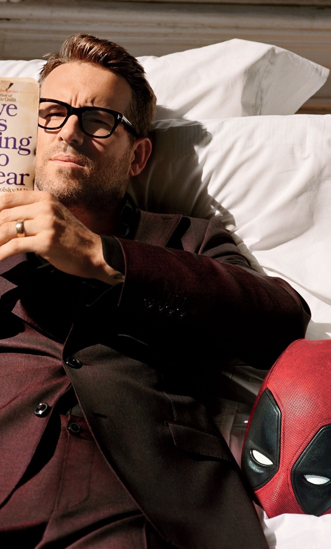 Ryan Reynolds Gq Magazine - Deadpool With Glasses , HD Wallpaper & Backgrounds
