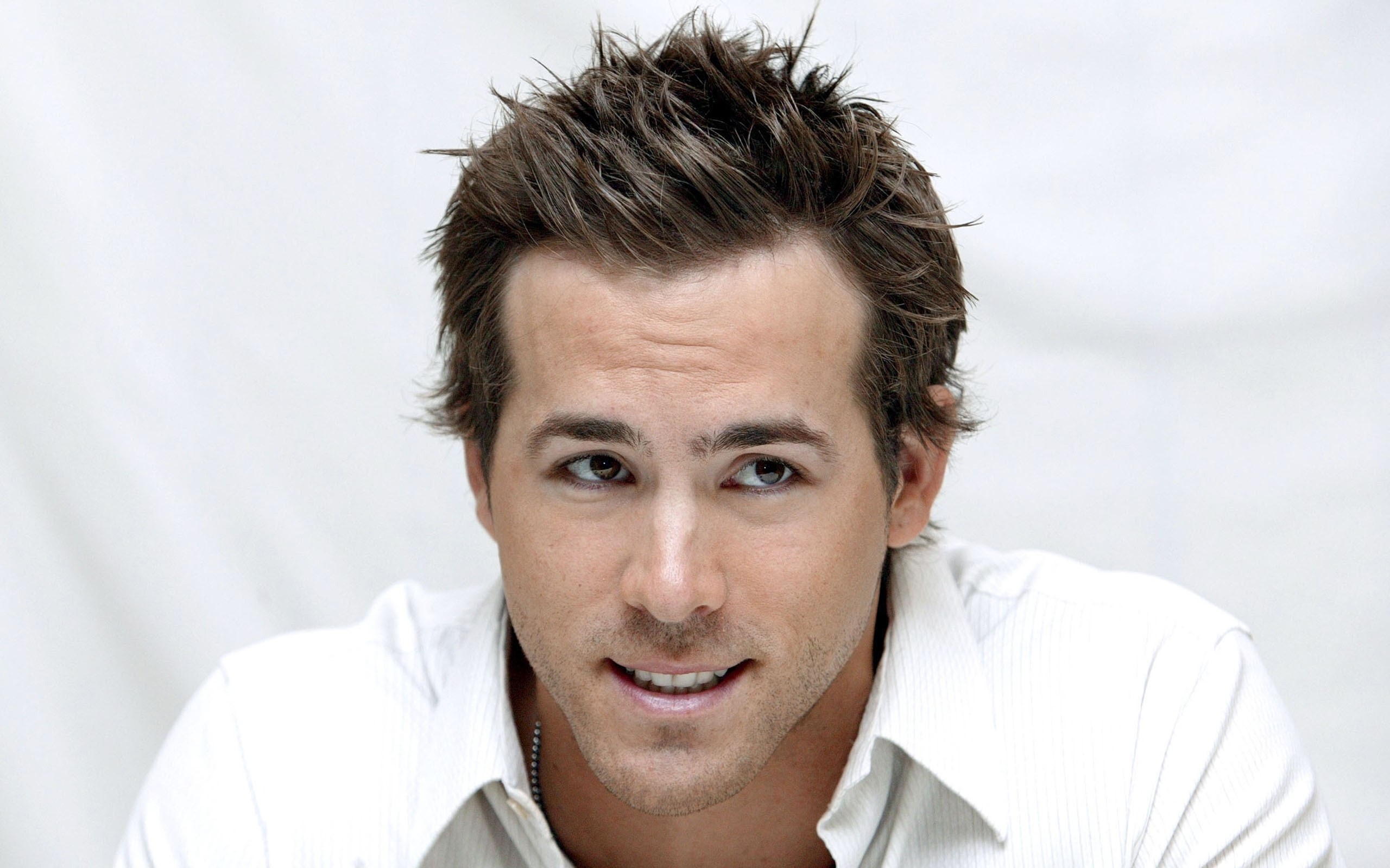 Ryan Reynolds, Actor, Brunette, Brown-eyed, Shirt Wallpaper - Ryan Reynolds Spiky Hair , HD Wallpaper & Backgrounds