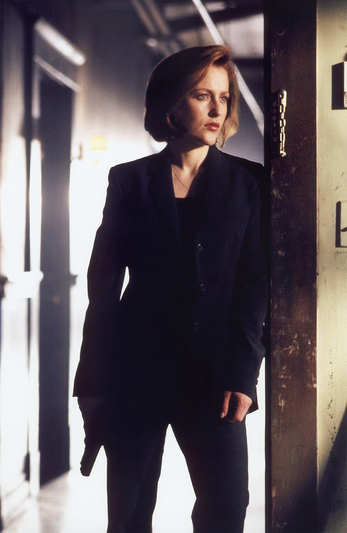 Gillian Anderson As Dana Scully On The X Files - Dana Scully Black Coat , HD Wallpaper & Backgrounds