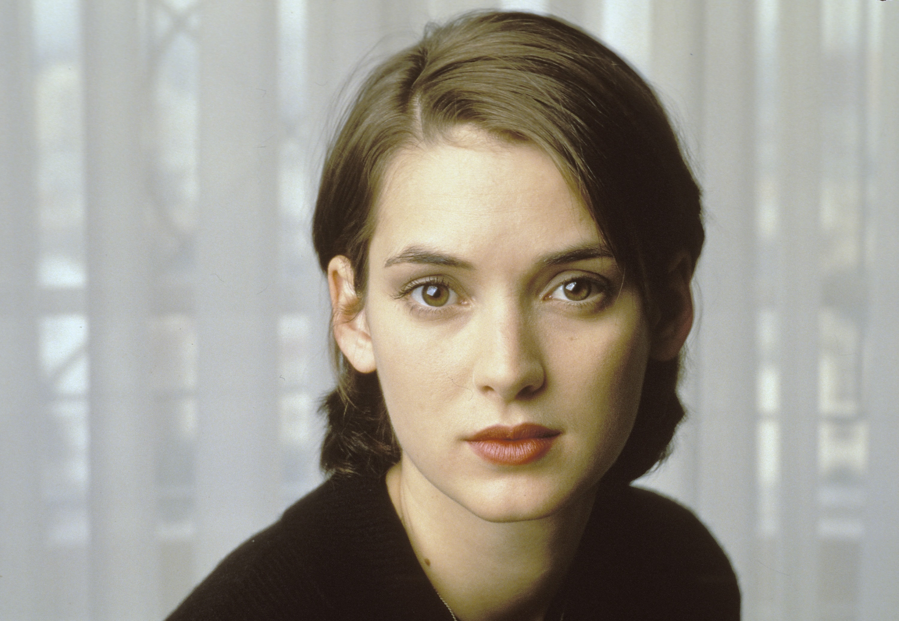 Winona Ryder Wallpapers Winona Ryder Widescreen Wallpapers - Winona Ryder Photoshoot 1995 , HD Wallpaper & Backgrounds