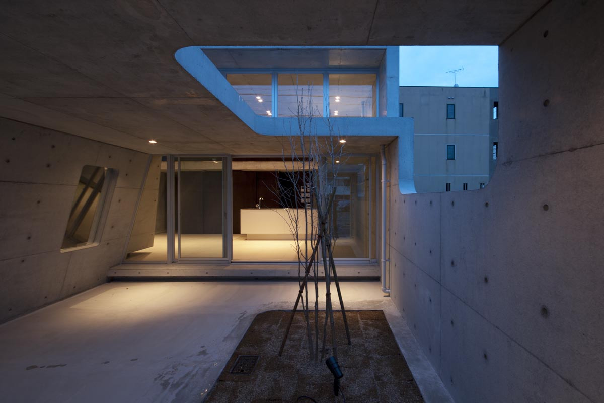 A Minimalist House With A Sleek Concrete Structure - Modern Minimalist Concrete House , HD Wallpaper & Backgrounds