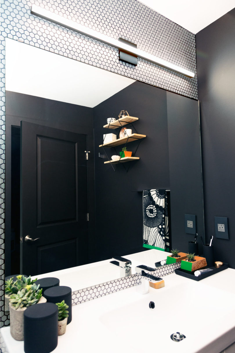 Basic Bathroom Gets A Graphic Modern Renovation Design - Interior Design , HD Wallpaper & Backgrounds