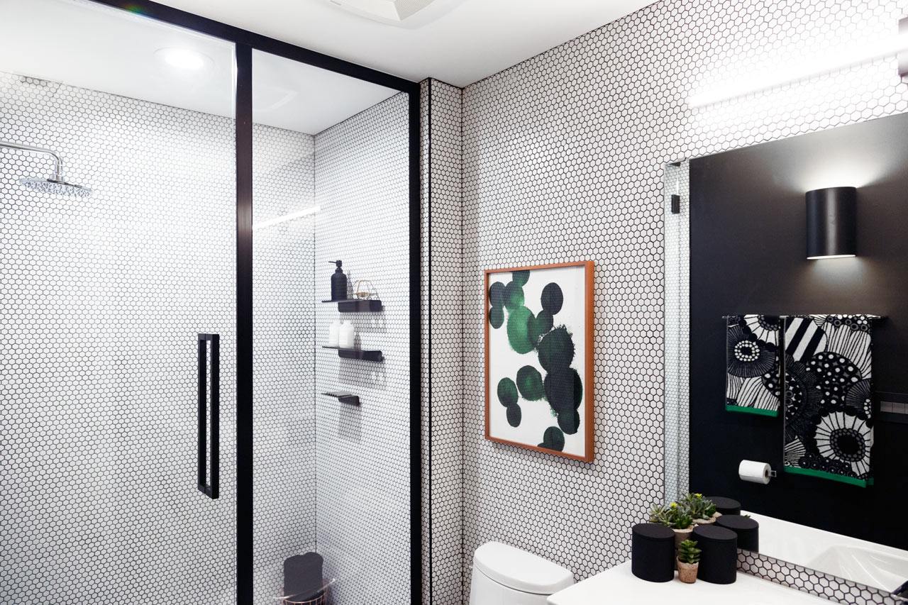 Basic Bathroom Gets A Graphic Modern Renovation Design - Shower Niche Opposite Wall Of Shower Head , HD Wallpaper & Backgrounds