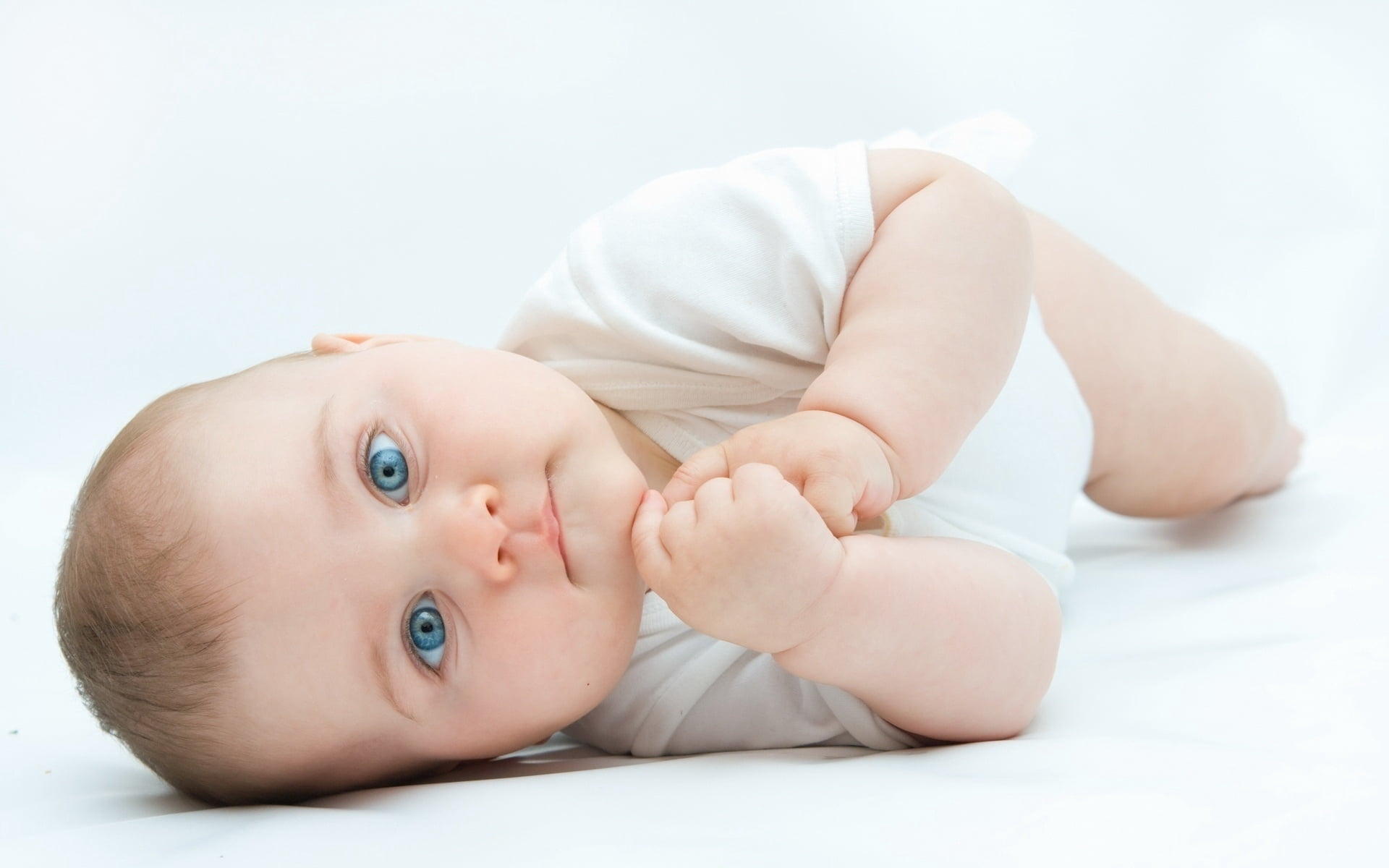 Baby's White Onesie, Child, Lie Down, Curiosity, Cute, - Babies Developing , HD Wallpaper & Backgrounds