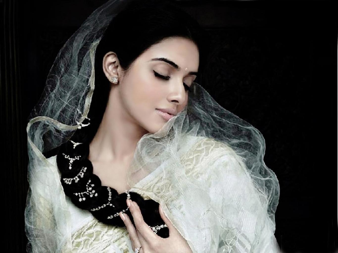 Download Gorgeous Bollywood Actress Asin Wallpaper - Asin Beautiful , HD Wallpaper & Backgrounds