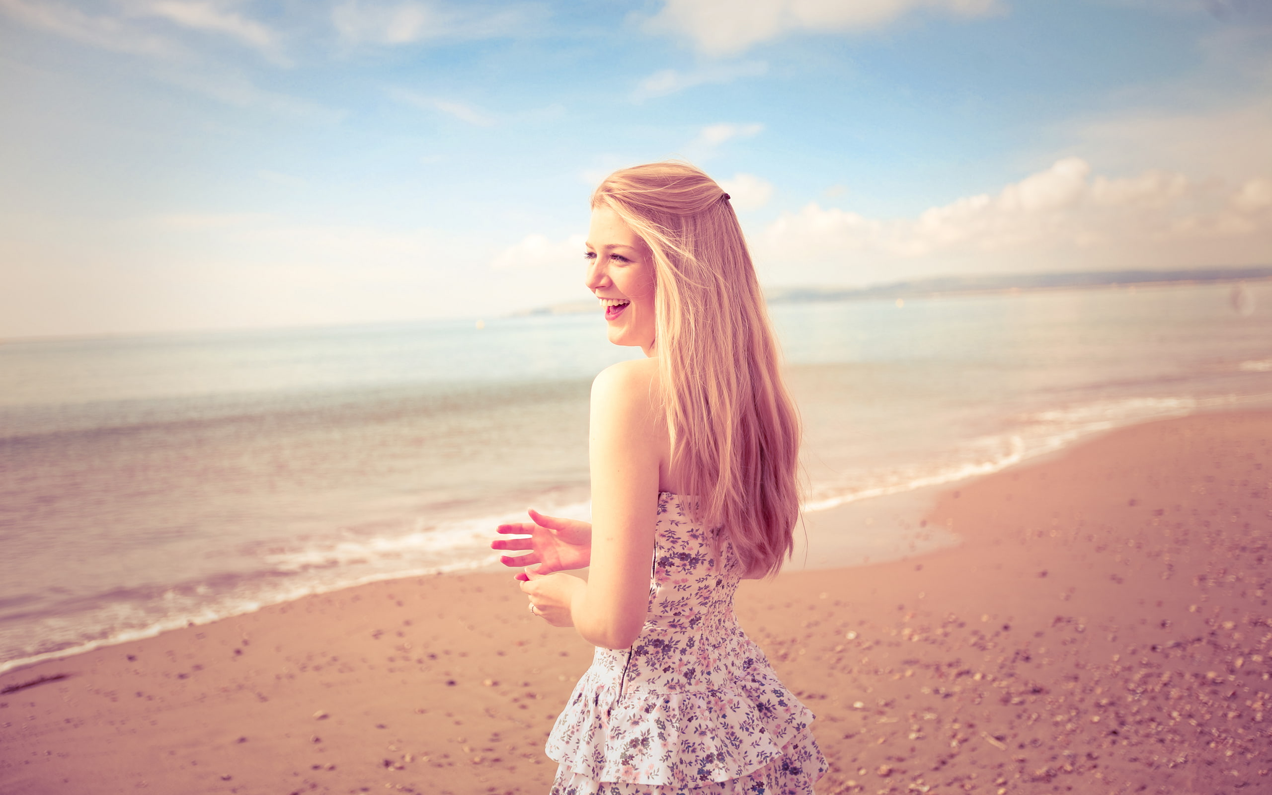 Sand, Beach, Summer, Girl, Landscape, Smile, Mood, - Happy Girl , HD Wallpaper & Backgrounds