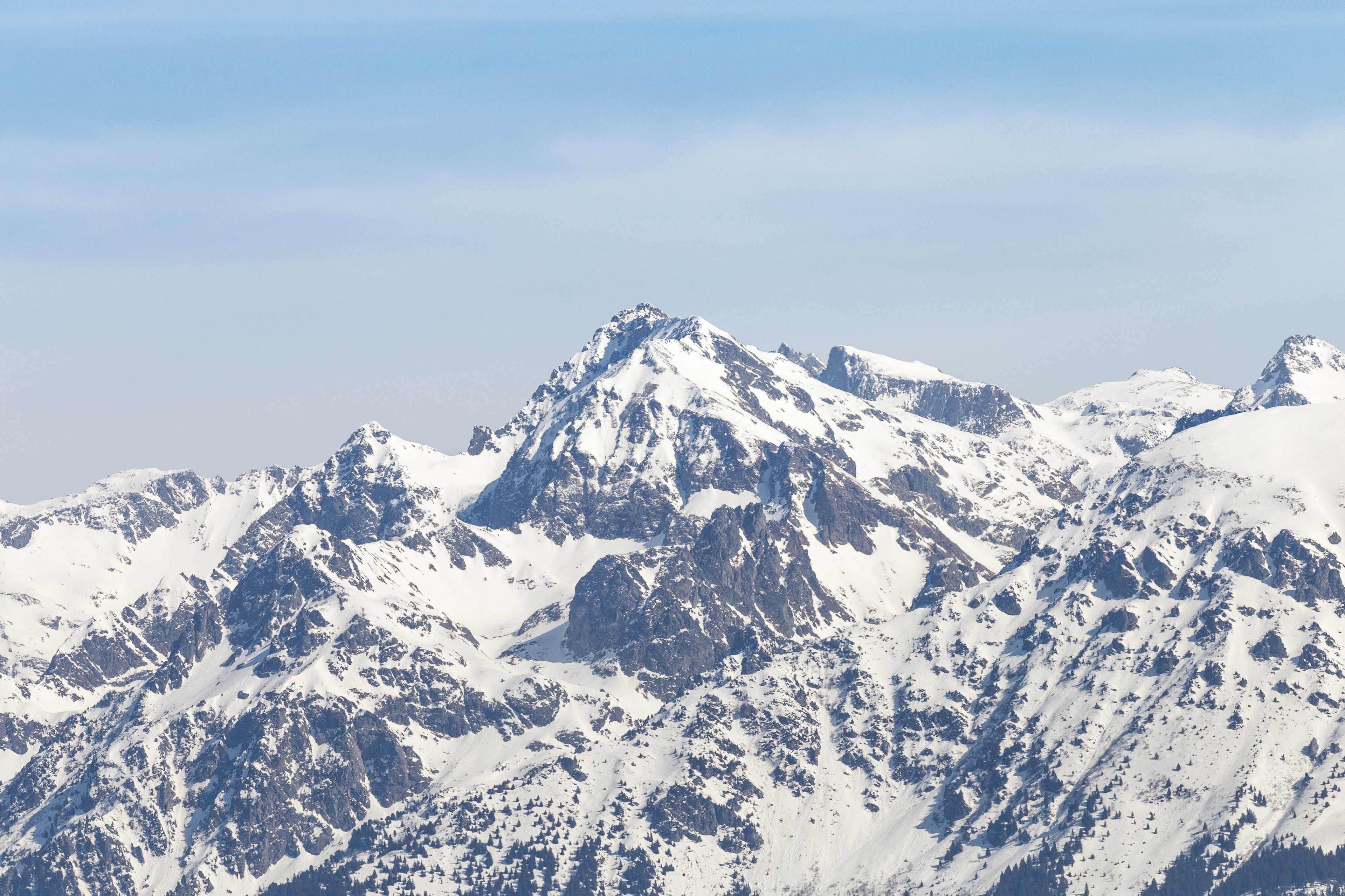 #3840x2560 Rocky Dark Mountains Covered In Snowserene , HD Wallpaper & Backgrounds