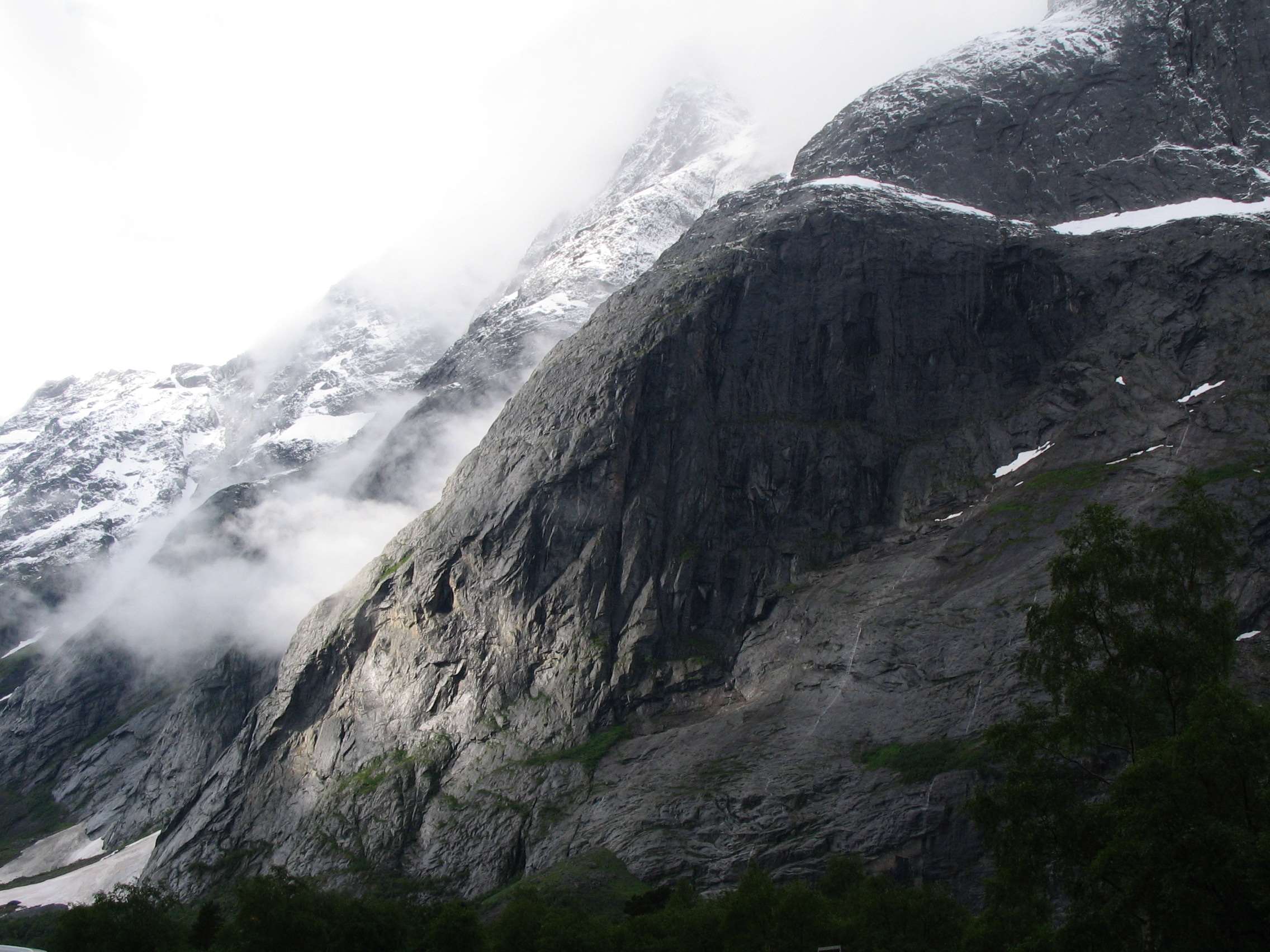Mist, Misty, Mountains, Murky, Nature, Rocks, Rocky - Rocky Foggy Winter Mountains , HD Wallpaper & Backgrounds