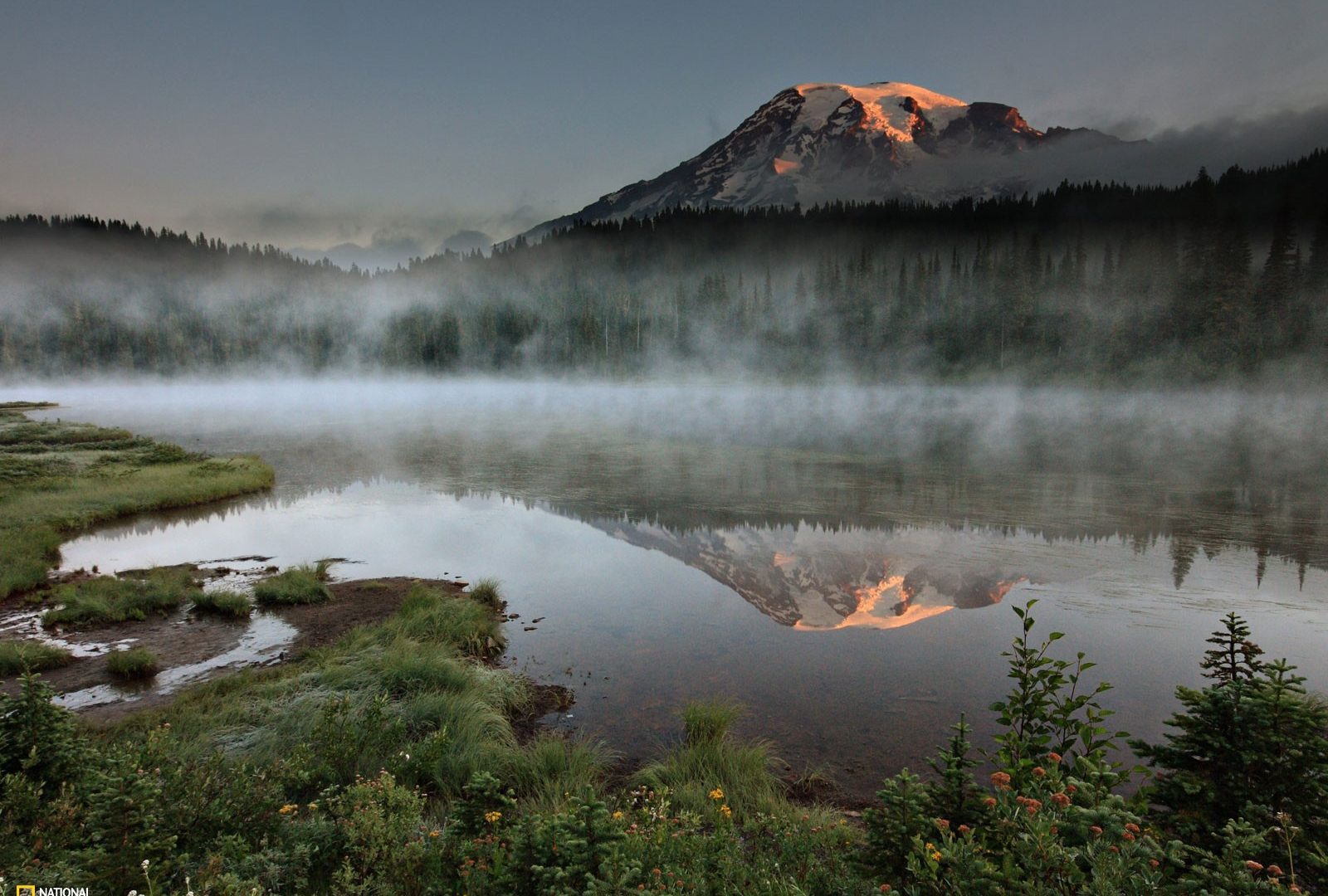 Lake Ranier Misty Mountain Scenes For Desktop - Misty Lake By Mountains , HD Wallpaper & Backgrounds