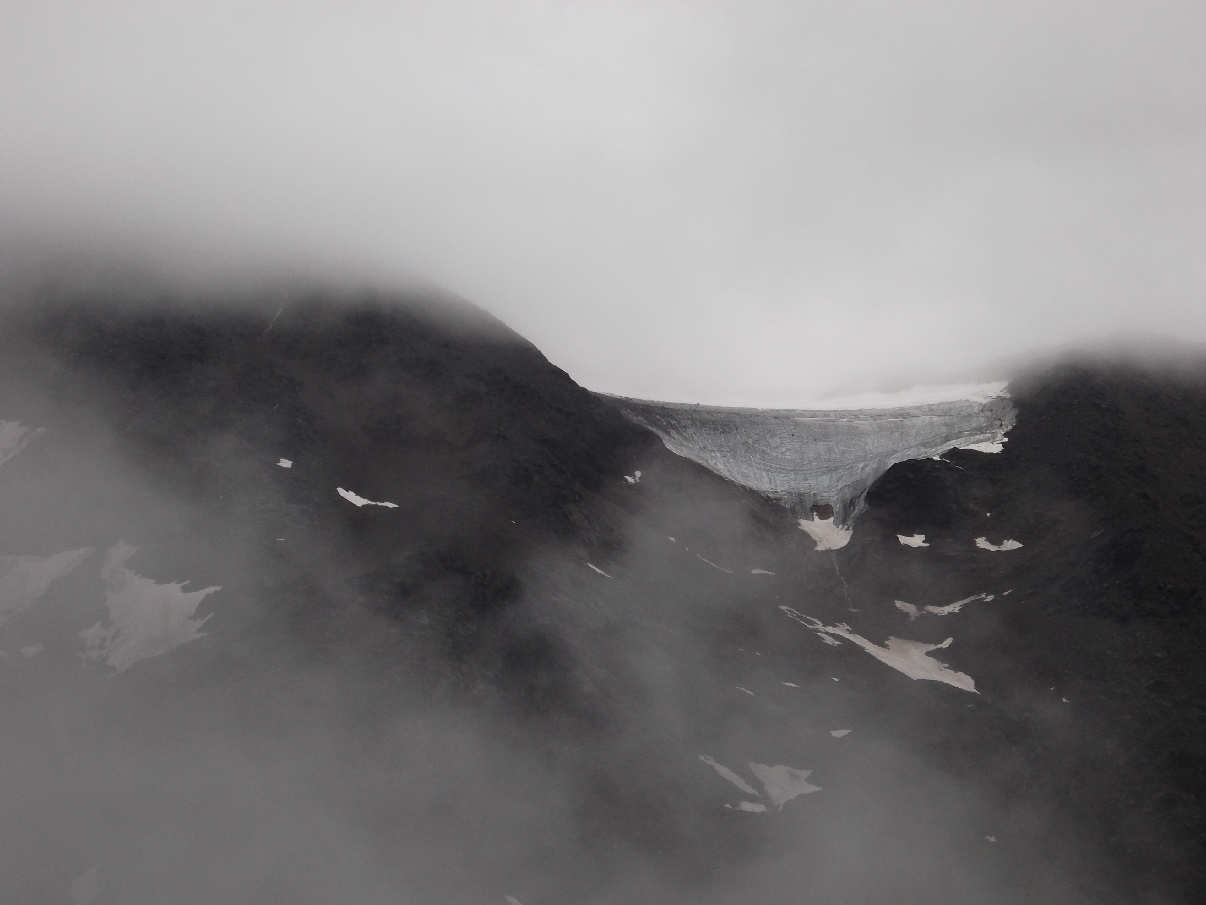 #3840x2880 Gray Misty Mountains With Snow During The - Mist , HD Wallpaper & Backgrounds