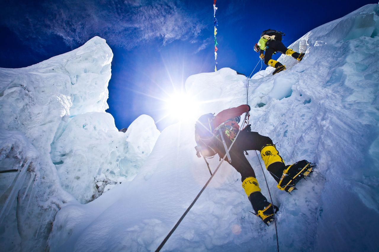 Mountain Climbing Wallpaper - Mount Everest Rock Climbing , HD Wallpaper & Backgrounds