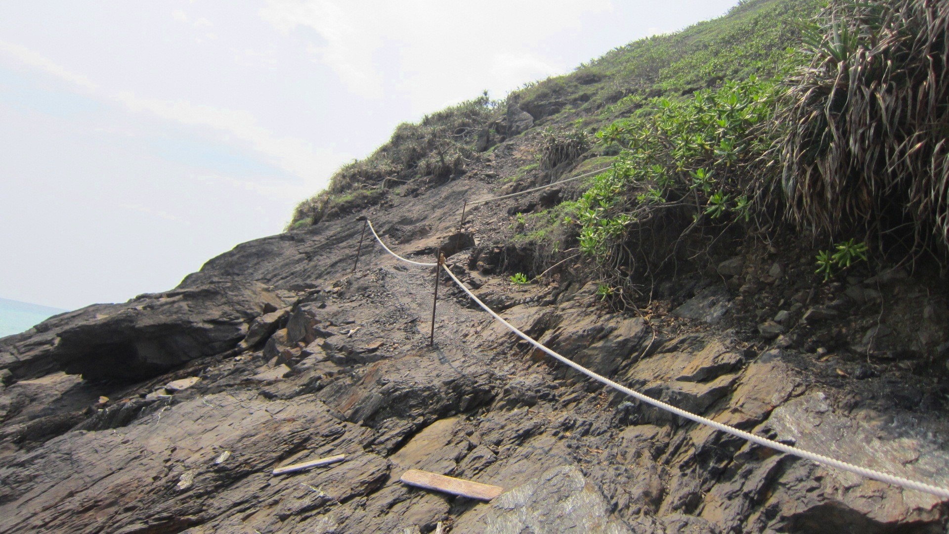 Mountain Rope Coastline Climbing Wallpaper Of Mountains - Rope On Mountain , HD Wallpaper & Backgrounds