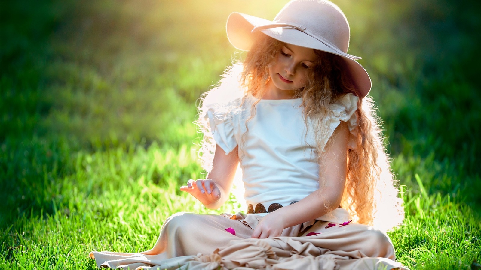Wallpaper Beautiful Cute Girl, Child, Hat, Grass, Sun - Girl Child With Hat Hd , HD Wallpaper & Backgrounds