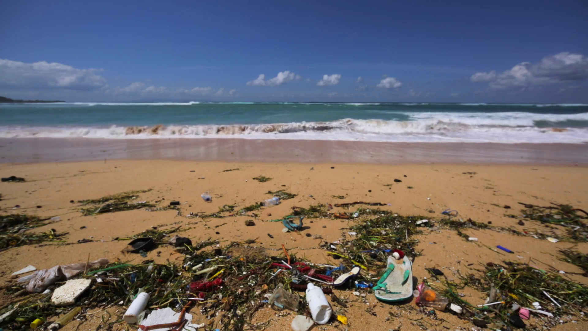 A Lot Of Trash And Plastic Wastes On A Beach - Beach Background With Rubbish , HD Wallpaper & Backgrounds