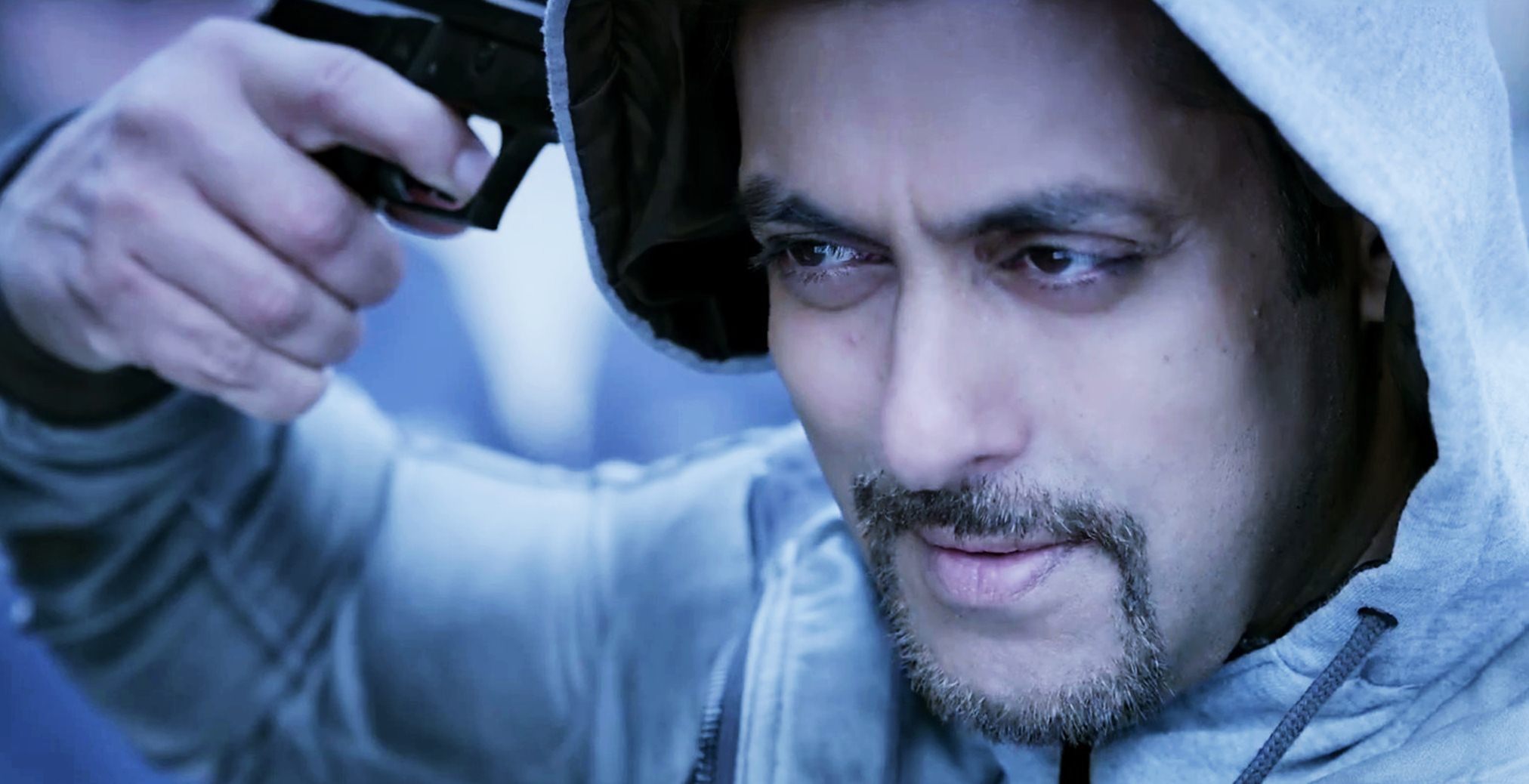 Kick Movie Salman Khan Gun Stills Wallpaper - Salman Khan In Kick Movie , HD Wallpaper & Backgrounds