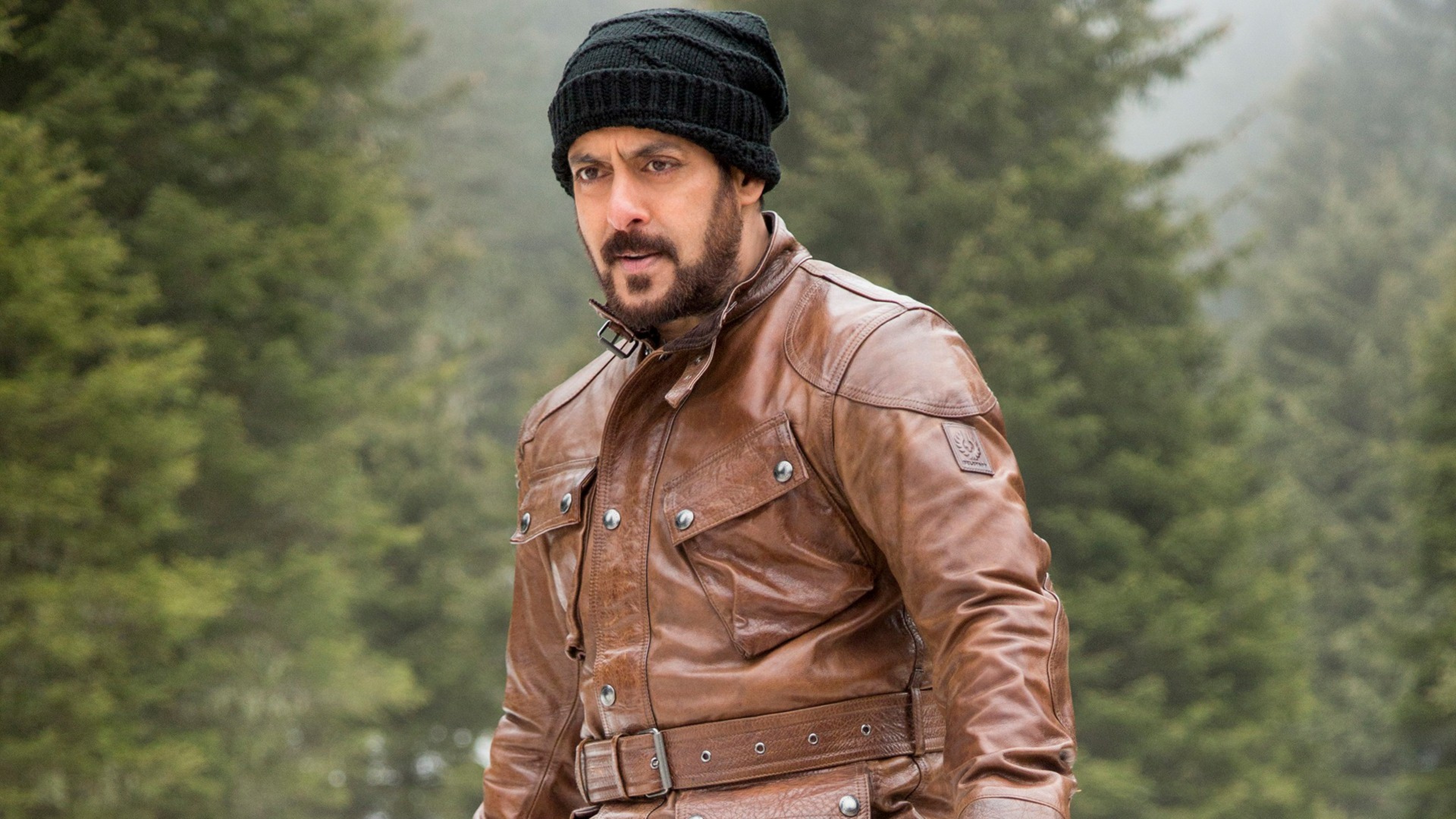 3744 Download 6148 Views Actor Salman Khan In Tiger - Salman Khan Tiger Zinda Hai New , HD Wallpaper & Backgrounds