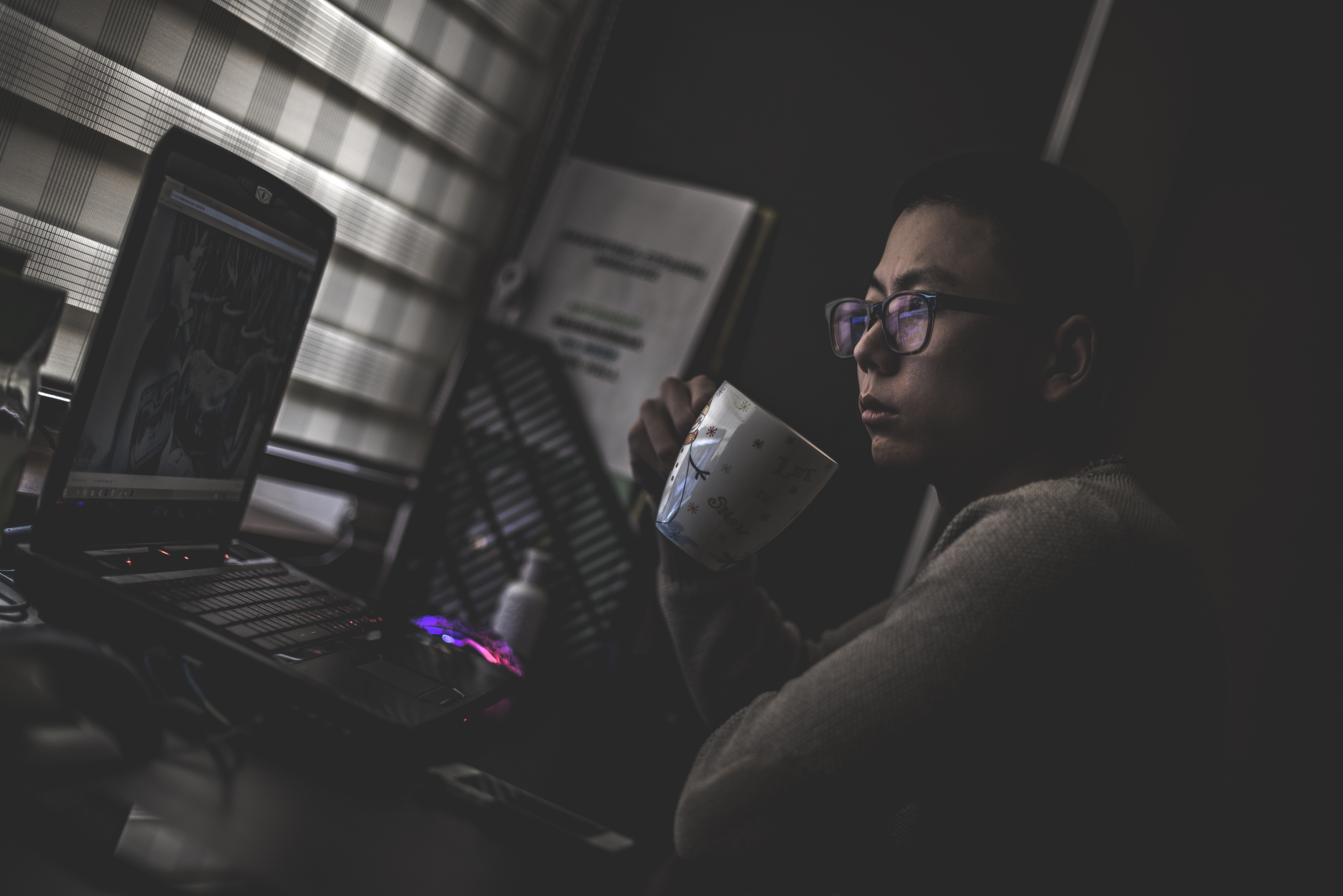 A Woman Is Holding A Mug Watching Movie In Her Laptop - Software Developer , HD Wallpaper & Backgrounds