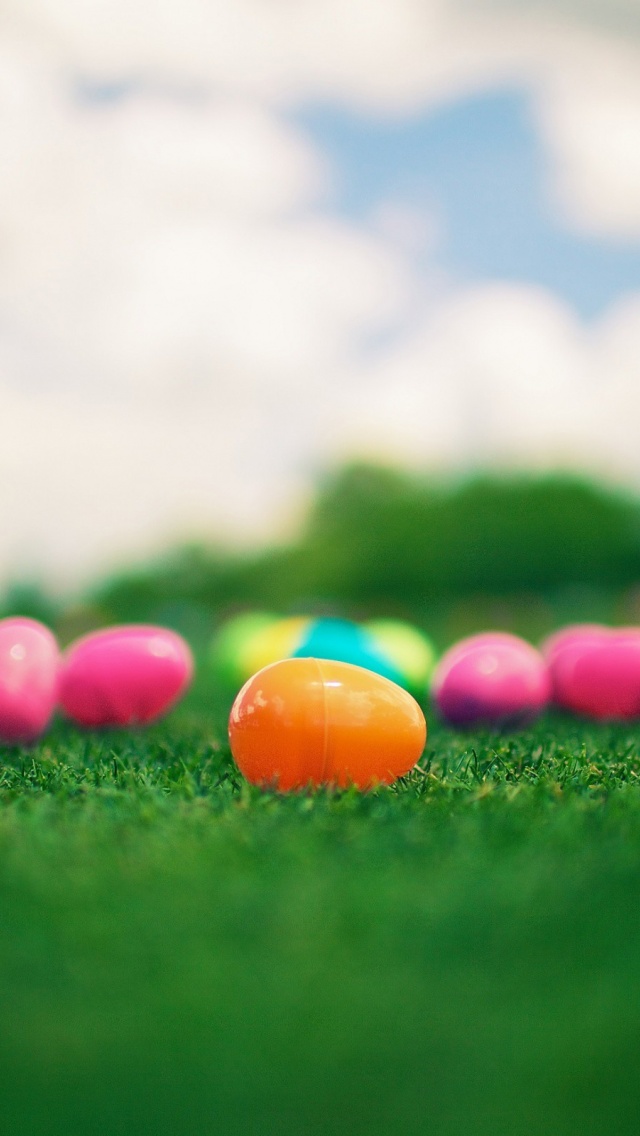 Coloured Easter Eggs - Plastic Easter Eggs In Grass , HD Wallpaper & Backgrounds