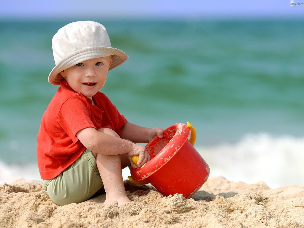 Baby Boy Playing On Beach Sand Wallpapers Beach - Baby Playing With Sand , HD Wallpaper & Backgrounds
