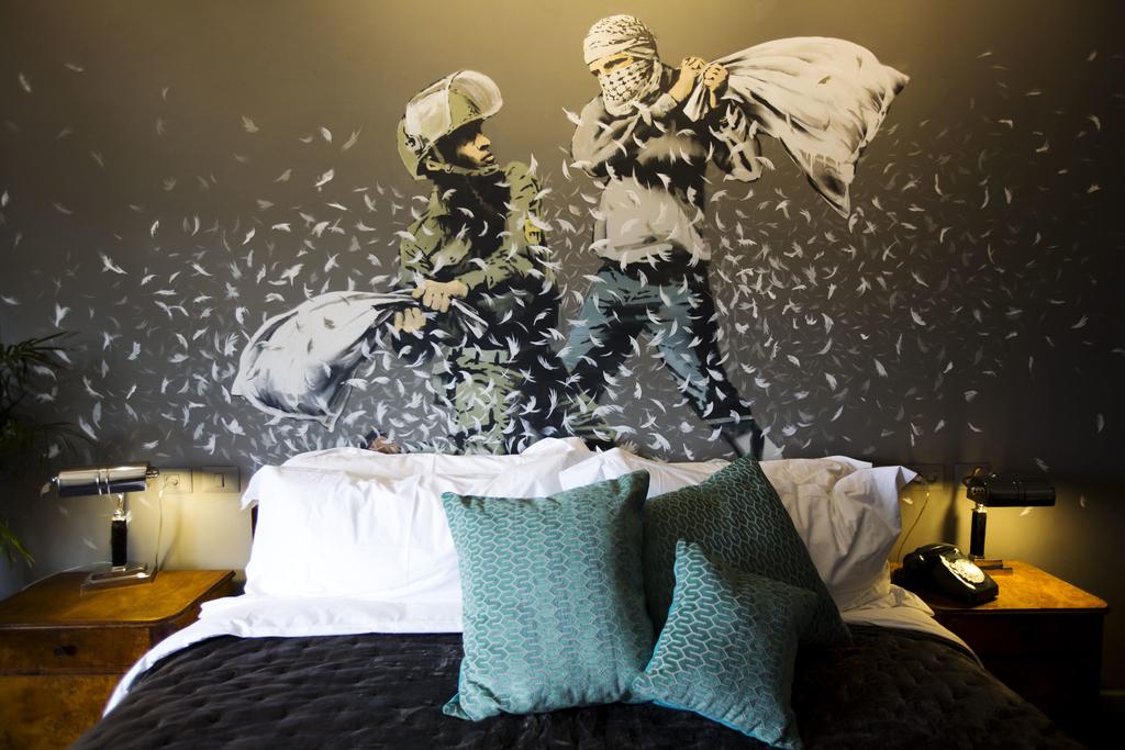 A Banksy Wall Painting Showing Israeli Border Policeman - Wall Off Hotel Banksy , HD Wallpaper & Backgrounds