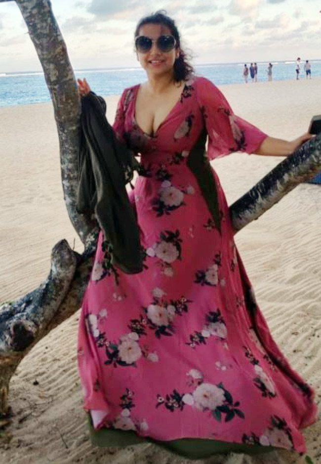 Vidya Balan Looks Hot In A Sexy Floral Pink Long Dress - Vidya Balan , HD Wallpaper & Backgrounds
