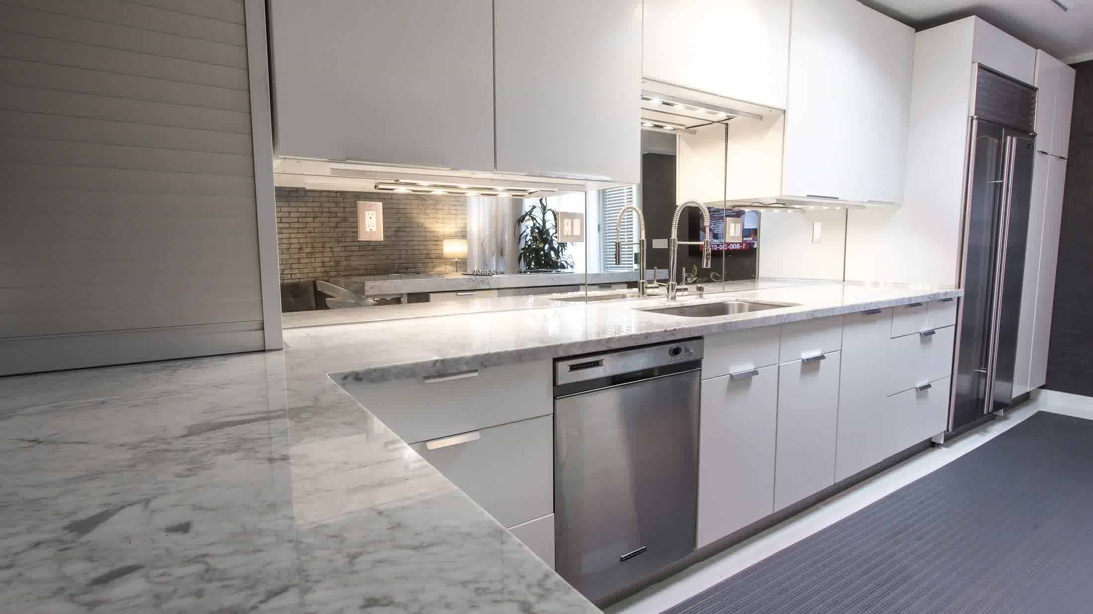 The Best Mirror Backsplash Bathroom Wall Tile Home - White Kitchen With Mirror Backsplash , HD Wallpaper & Backgrounds