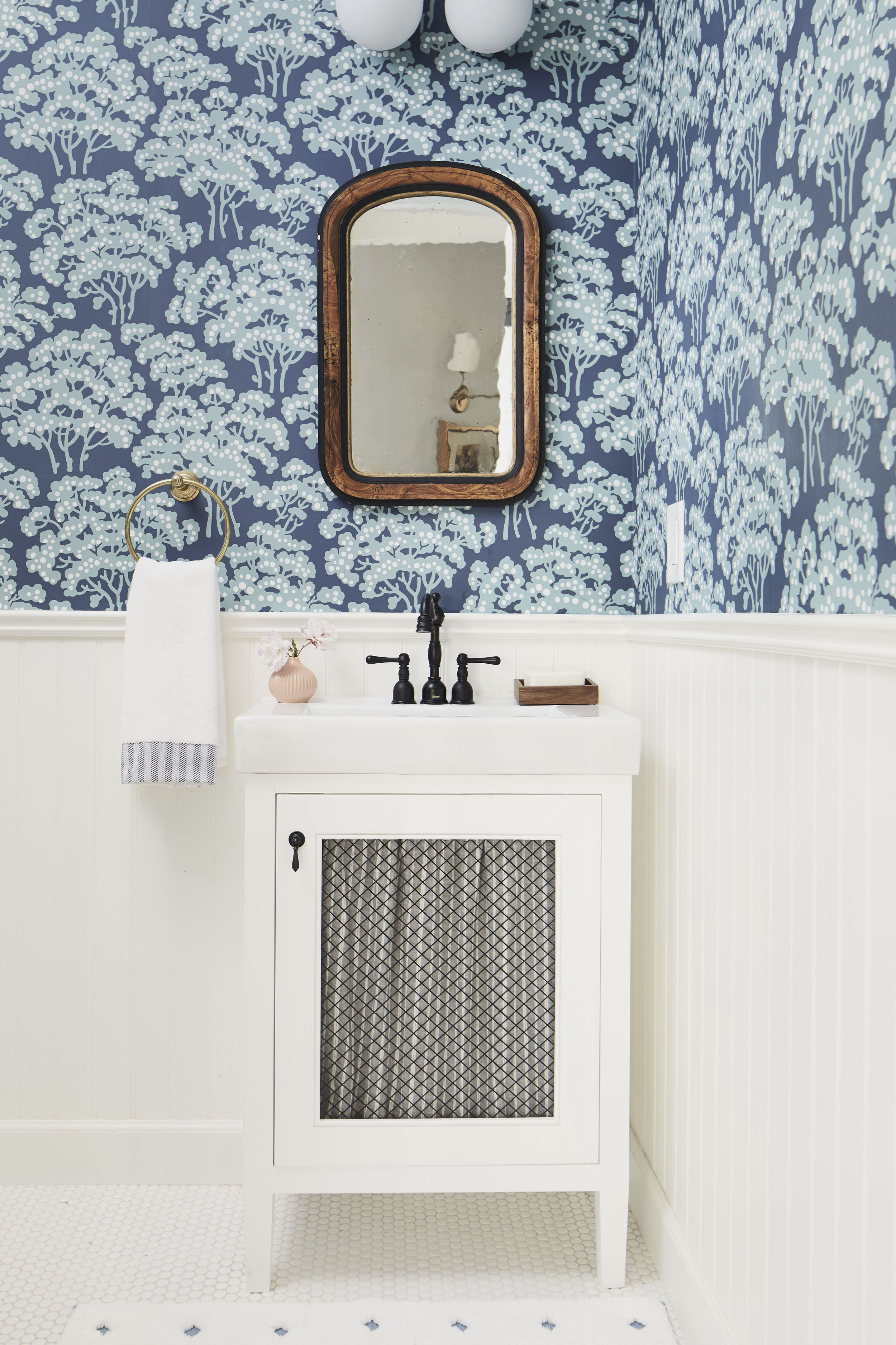 Farrow And Ball Wallpaper Blue Powder Room Traditional - Emily Henderson , HD Wallpaper & Backgrounds