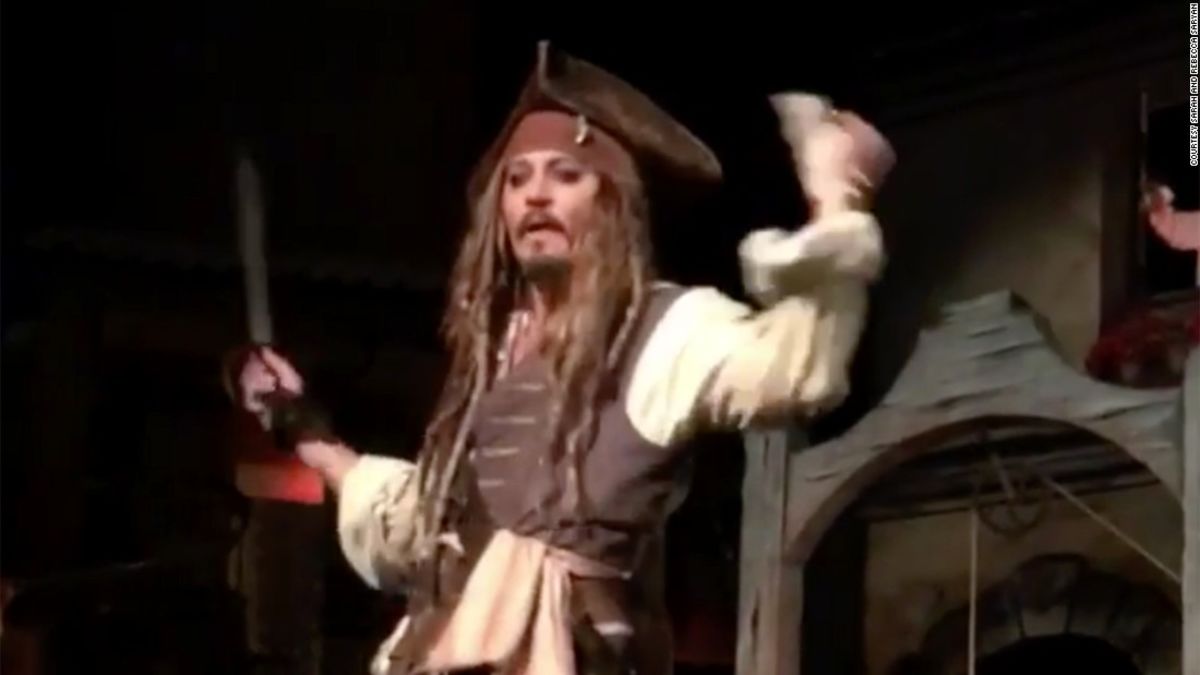 Johnny Depp Turns Up At Disneyland As Capt , HD Wallpaper & Backgrounds