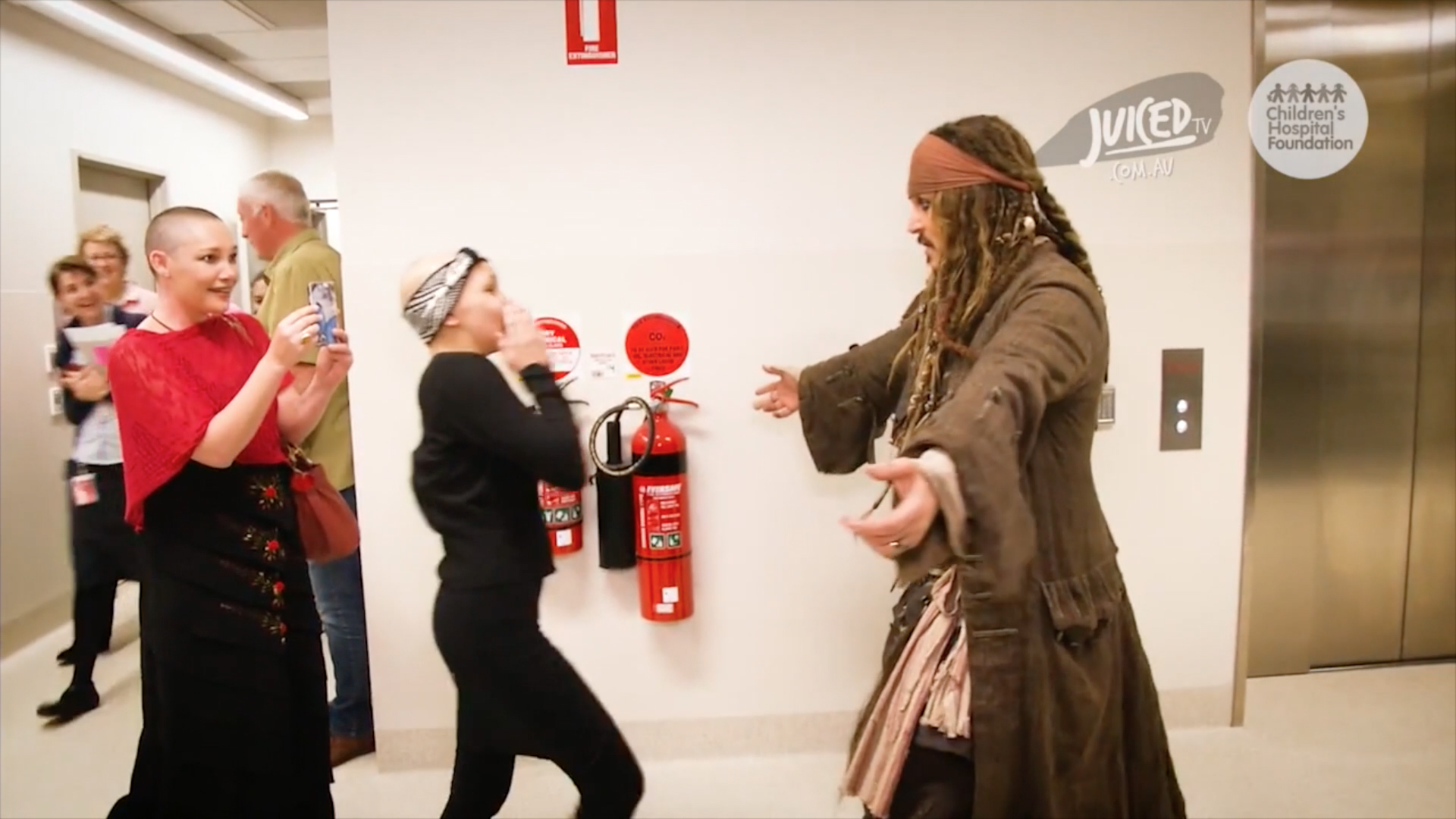 Dressed As Captain Jack Sparrow, Johnny Depp Visits - Meeting Kids Gif , HD Wallpaper & Backgrounds