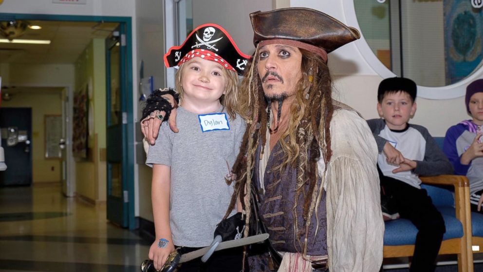 Johnny Depp Visits Childrne's Hospital Dressed As Captain - Johnny Depp Visits Hospital , HD Wallpaper & Backgrounds