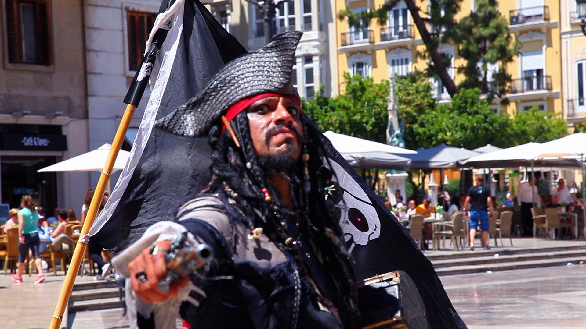 Captain Jack Sparrow With Black Pirate Flag In Valencia, - Jack Sparrow Valencia , HD Wallpaper & Backgrounds