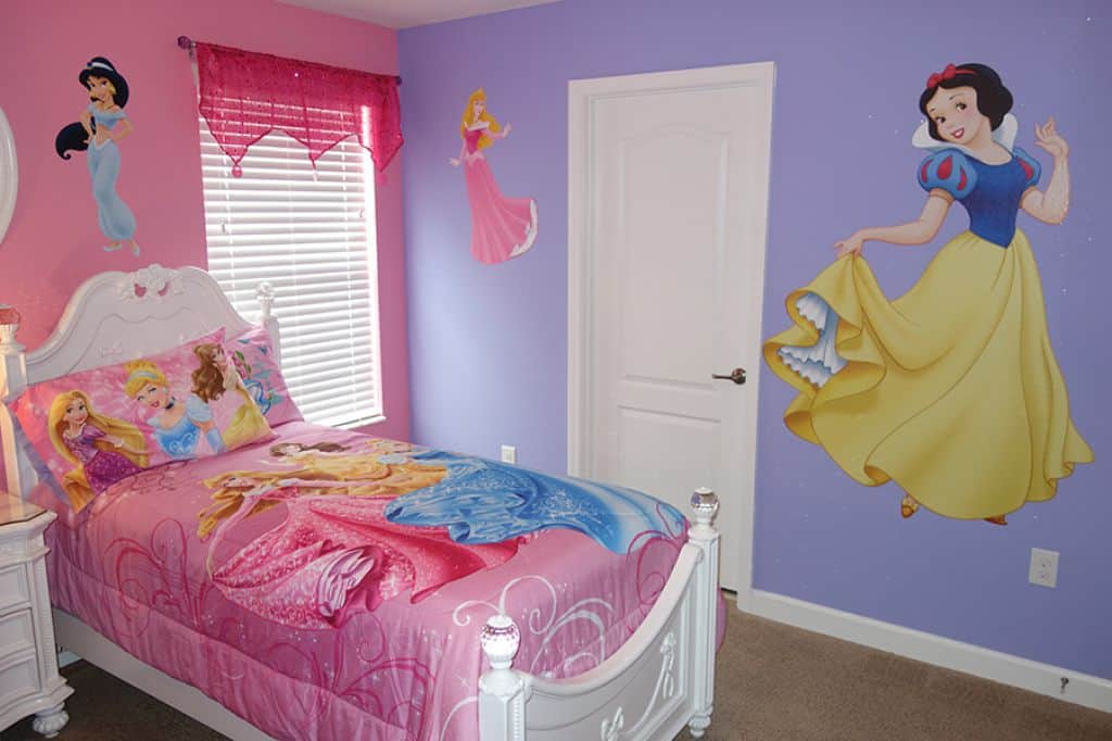 Little Girl Disney Princess Bedroom With Disney Bedding - Girls Disney Princess Room Ideas , HD Wallpaper & Backgrounds