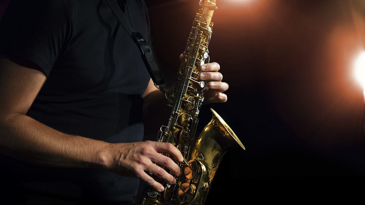 Saxofon Wallpaper - Playing Saxophone , HD Wallpaper & Backgrounds