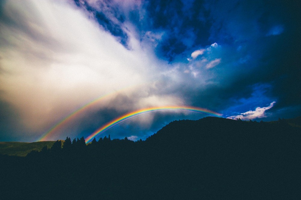 Rainbow Sky Wallpaper - Try To Be A Rainbow In Someone's Cloud Meaning In Hindi , HD Wallpaper & Backgrounds