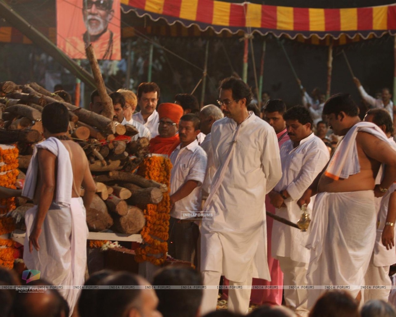 Uddhav Thackeray At Funeral Of Shiv Sena Supremo Balasaheb - Rite , HD Wallpaper & Backgrounds
