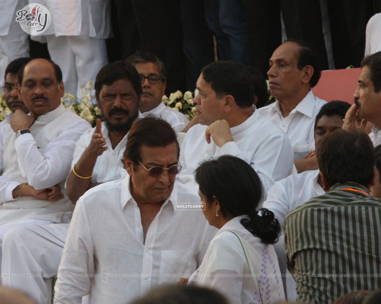 Vinod Khanna At Funeral Of Shiv Sena Supremo Balasaheb - Rite , HD Wallpaper & Backgrounds