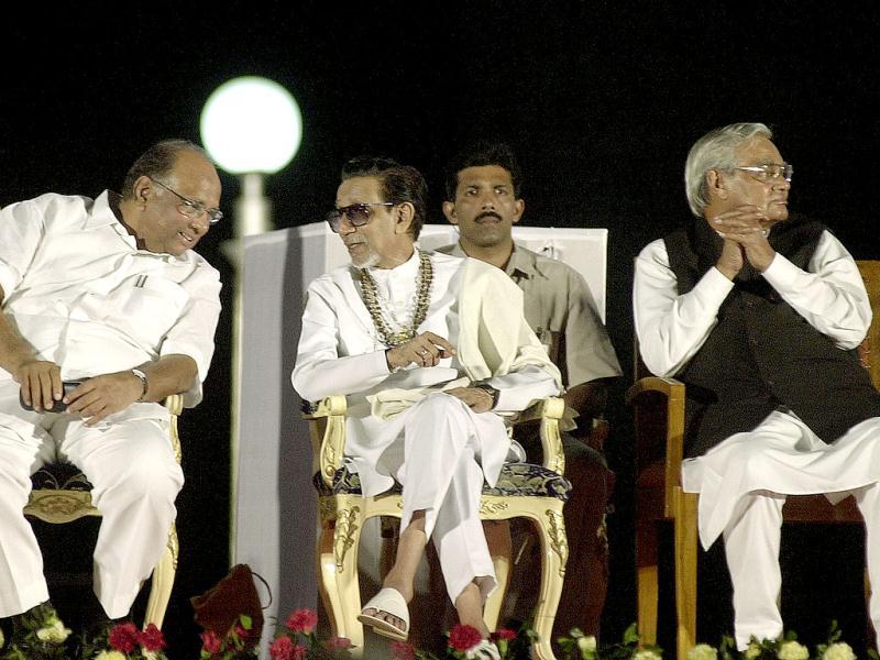 Shiv Sena Chief Bal Thackeray Is Seen Talking To Sharad - Pawar Saheb Balasaheb , HD Wallpaper & Backgrounds
