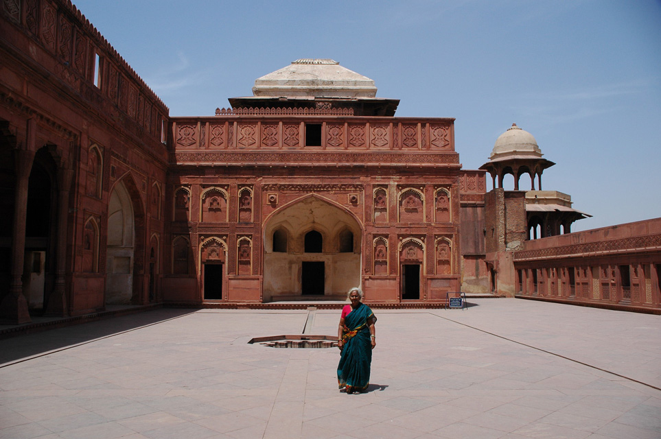 Jehangirs Palace In Agra Fort With Interesting Blend - Agra Fort , HD Wallpaper & Backgrounds