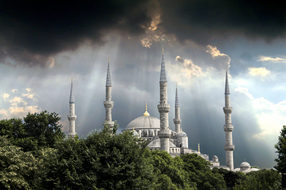 Taj Mahal Photo - Light Shining Through Clouds , HD Wallpaper & Backgrounds