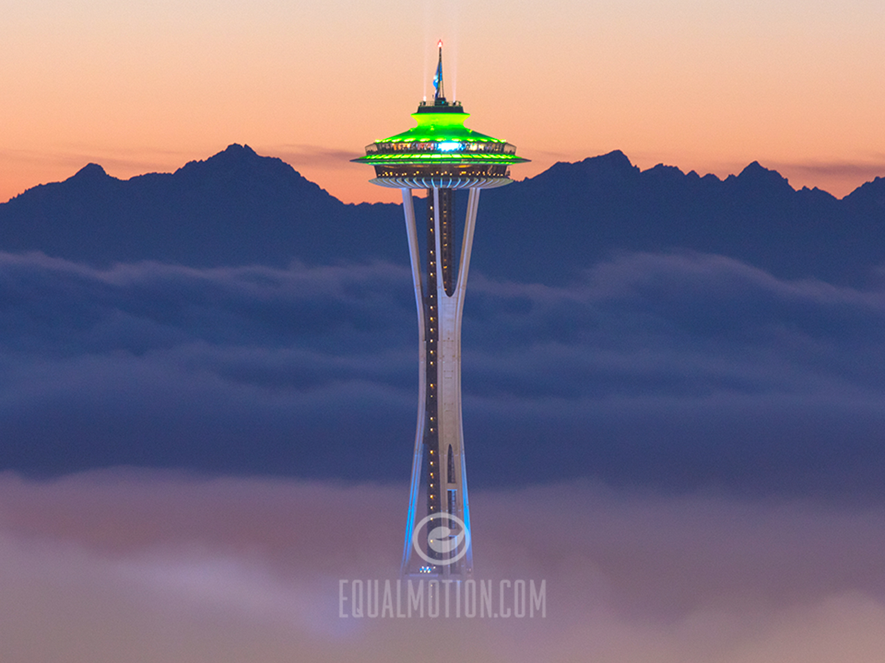 Space Needle Foggy Sunset Phone And Desktop Wallpapers - Seattle , HD Wallpaper & Backgrounds
