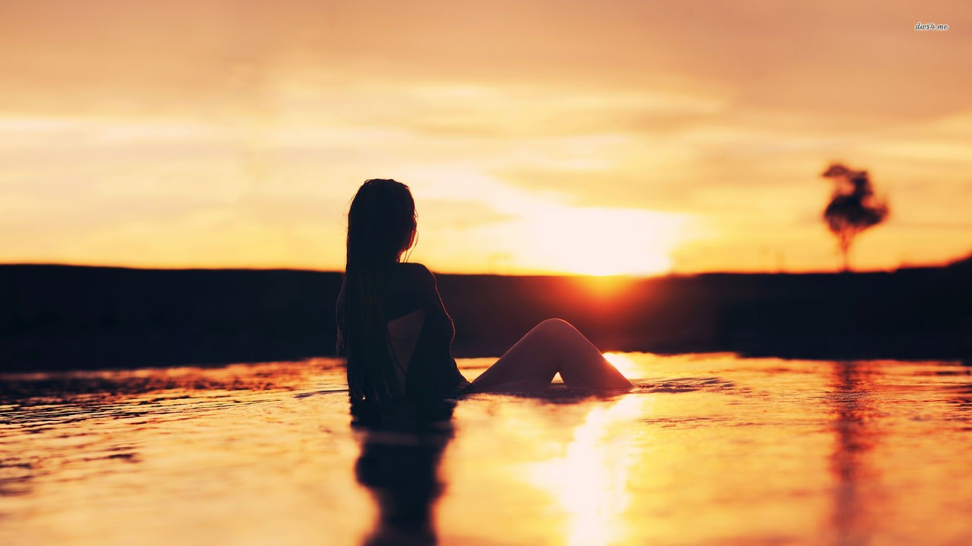 Girl In The Lake At Sunset Wallpaper - Girl Sunset , HD Wallpaper & Backgrounds