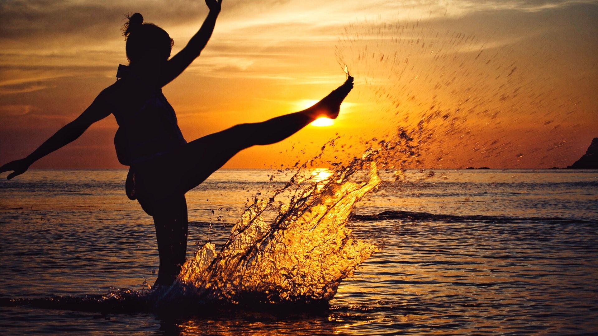 Girl Splash Beach Water During Sunset - Don T Die Before Your Dead , HD Wallpaper & Backgrounds