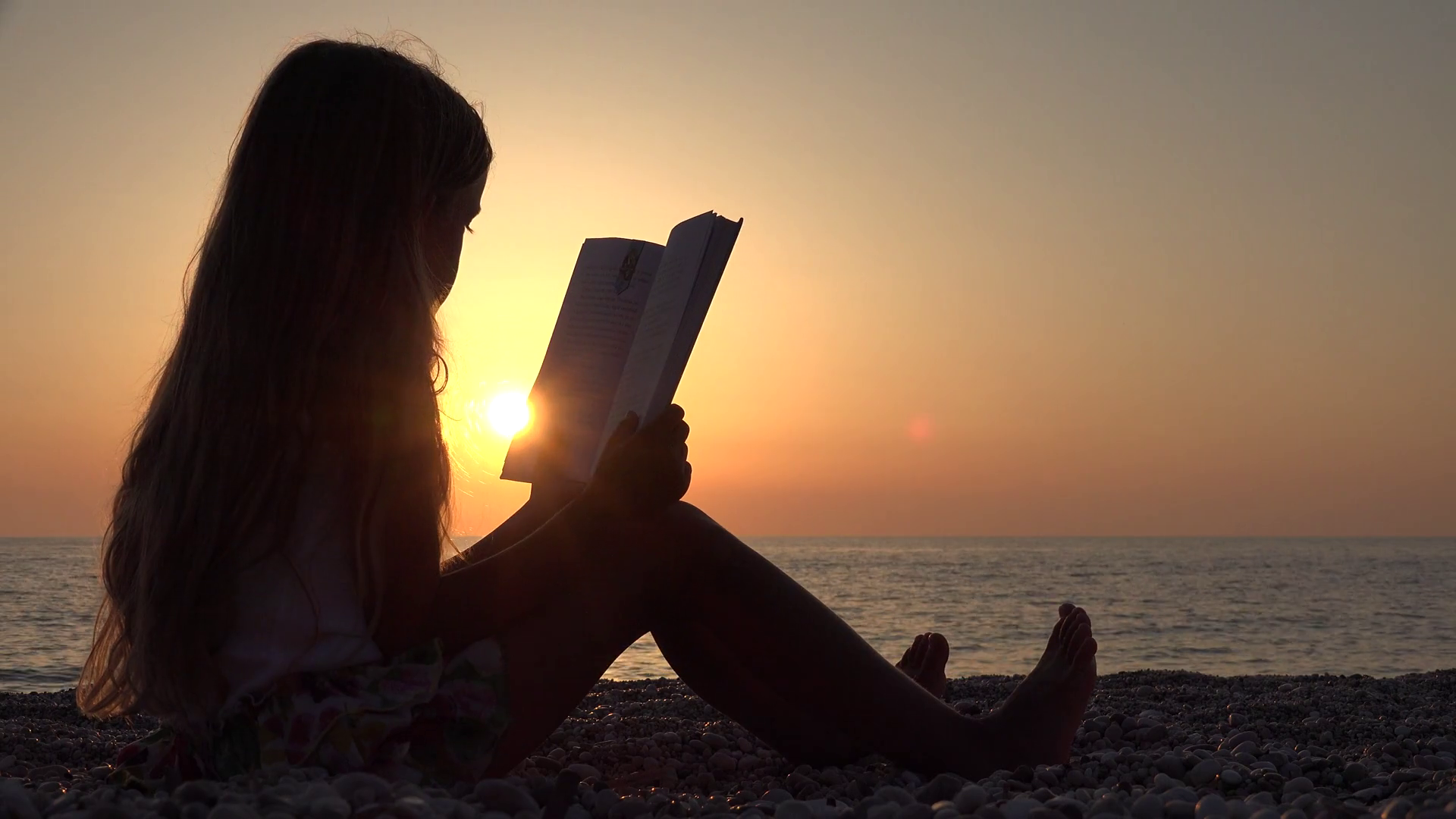 4k Child Reading On Beach At Sunset, Girl Relaxing - Girl Image With Sunset , HD Wallpaper & Backgrounds