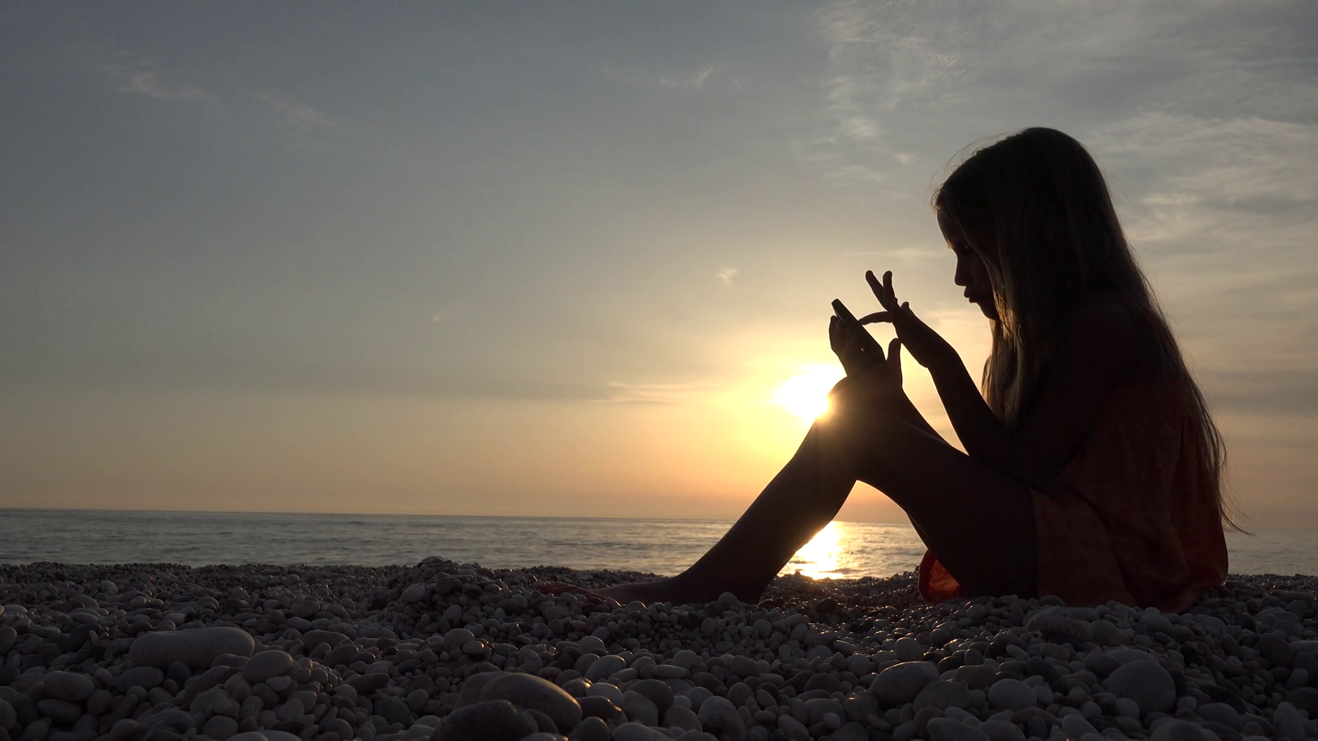 4k Child Playing Tablet On Beach, Sunset, Girl Silhouette, - Beach Sunset Sunset Girl , HD Wallpaper & Backgrounds