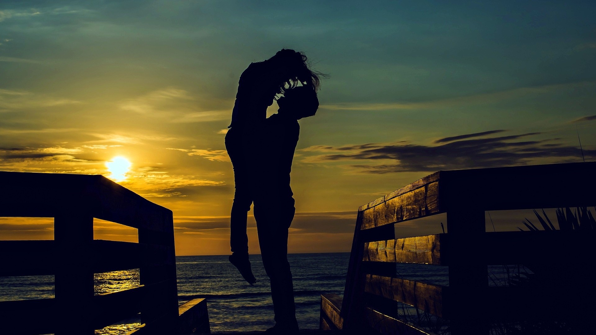 Wallpaper Download Couple In Love Near The Sea At Sunset - Romance Background , HD Wallpaper & Backgrounds