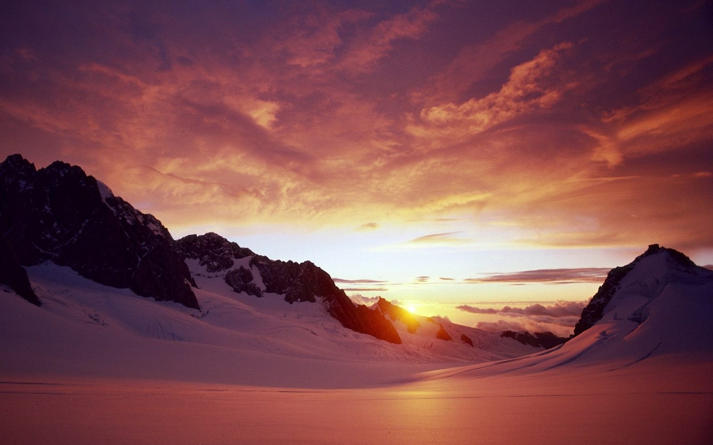 Mountain Snow Sunset - Sunset On A Mountain , HD Wallpaper & Backgrounds