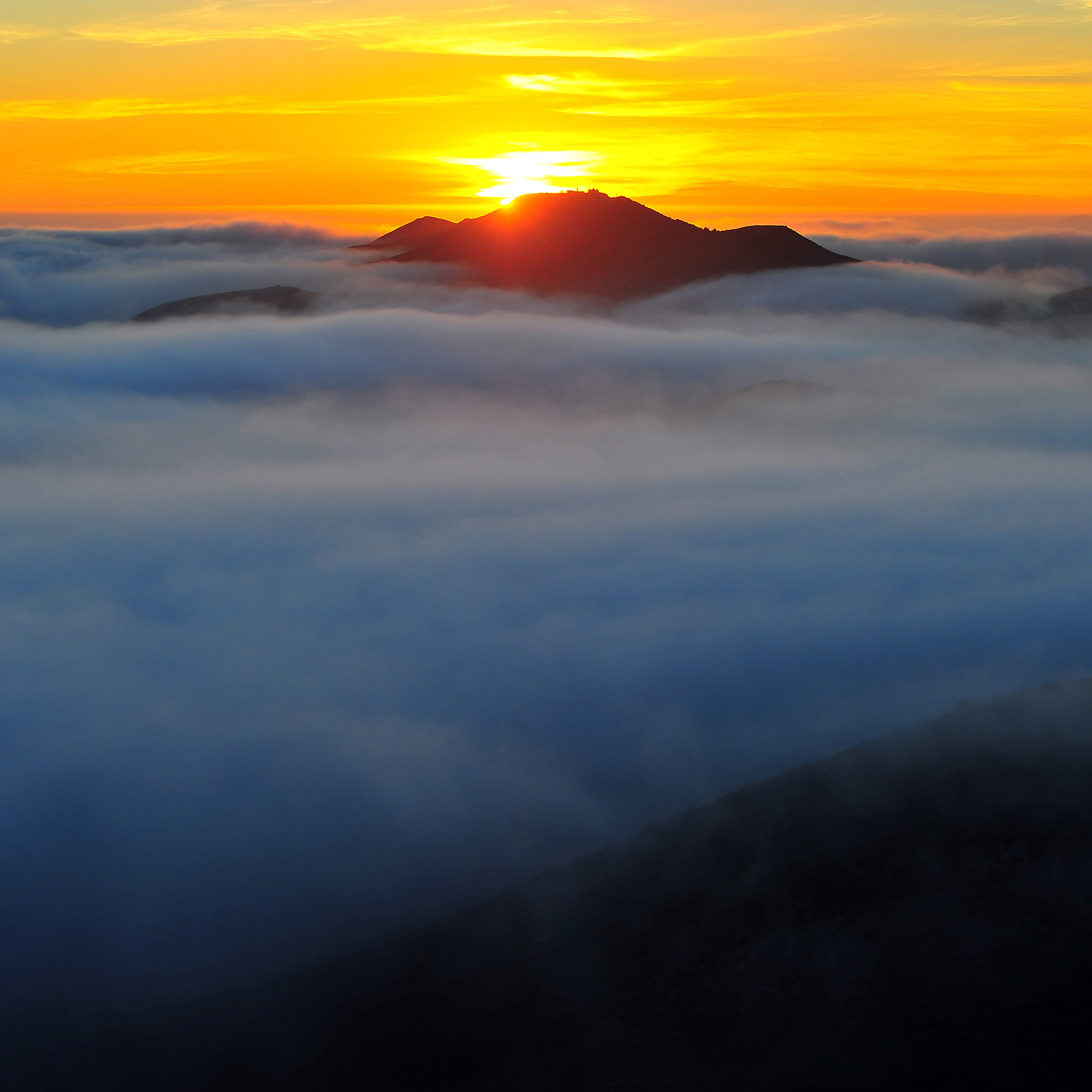 Fog Ocean Sunset Ipad Wallpaper - God's Holy Mountain , HD Wallpaper & Backgrounds
