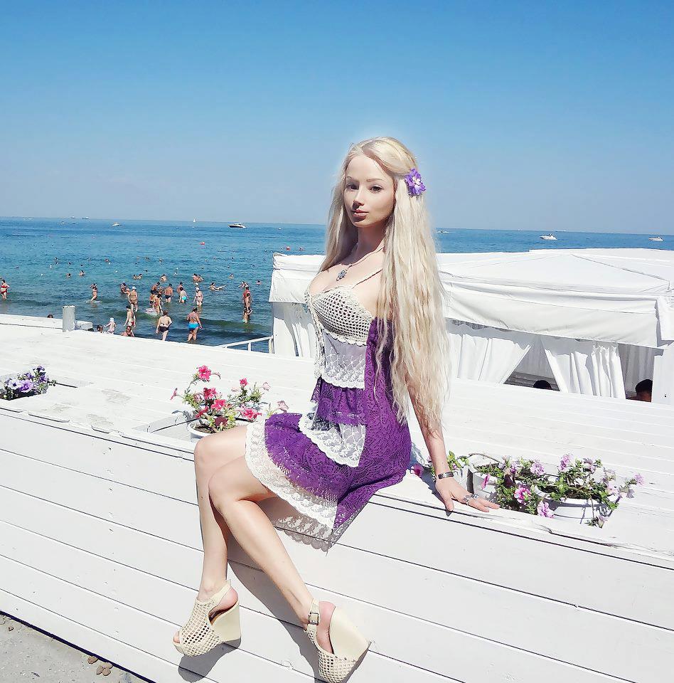 Barbie Plastic Surgery - Valeria Lukyanova Video , HD Wallpaper & Backgrounds