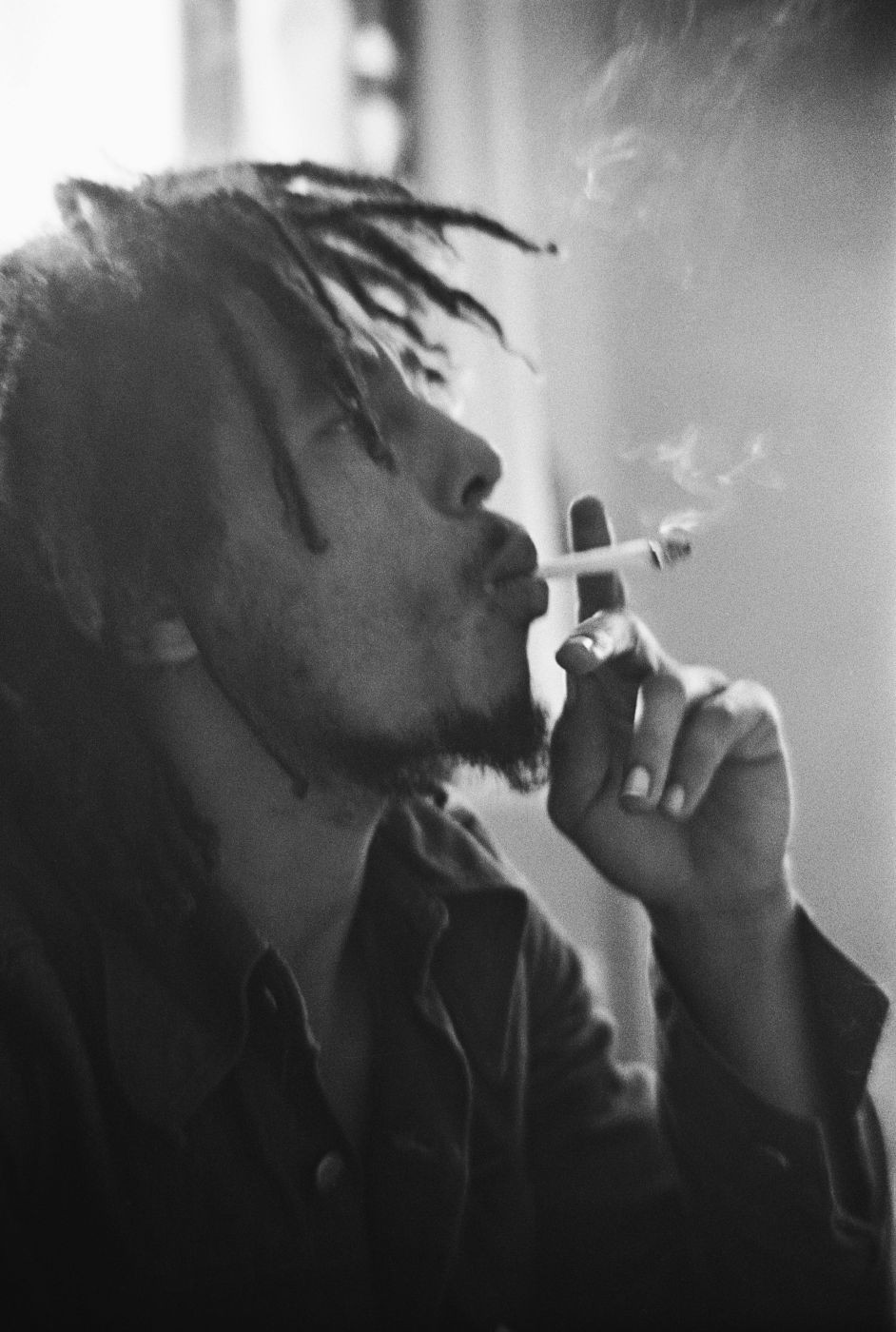 Bob Marley Photo - Bob Marley Smoking Hd , HD Wallpaper & Backgrounds